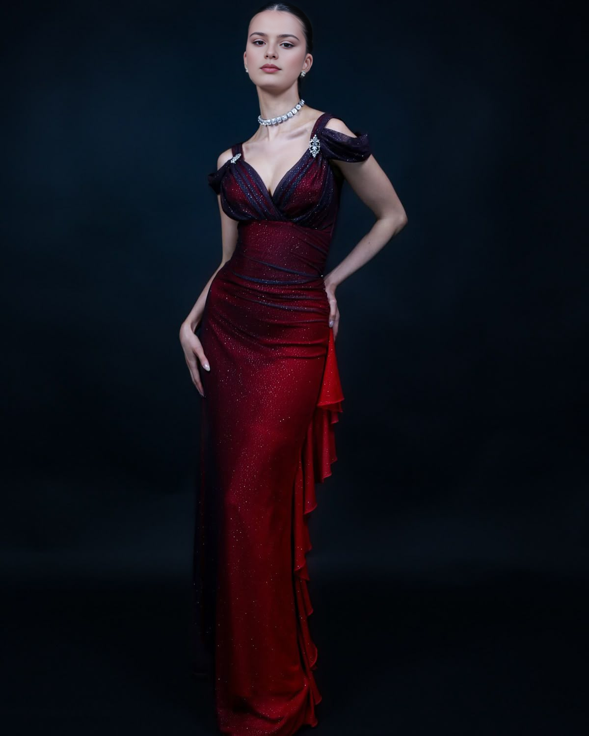 Hermoso vestido de fiesta largo de gasa roja ombré con escote en V y tirantes finos de Weitese